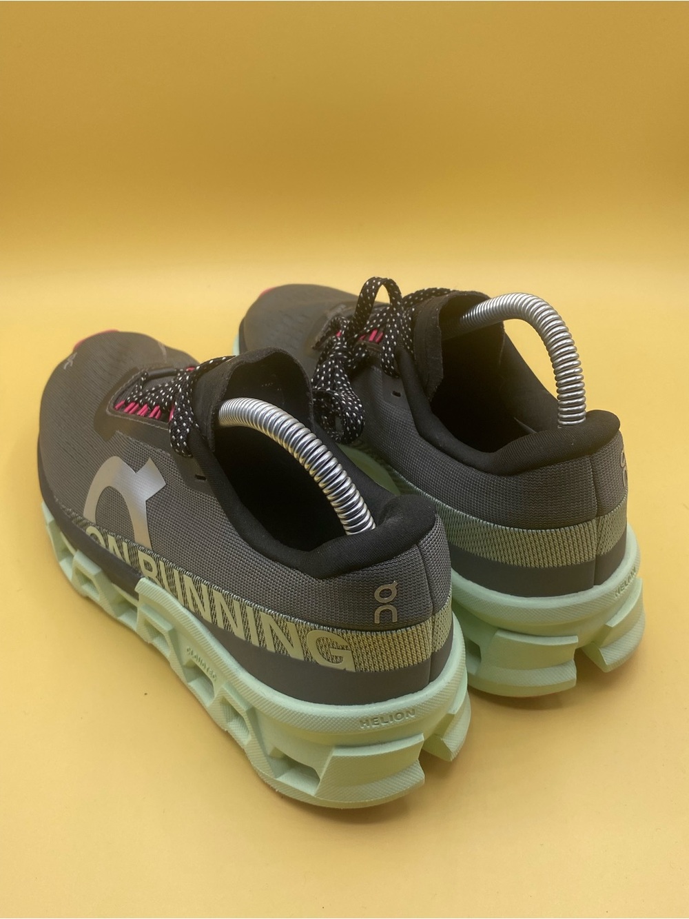 On Cloudmonster 2 running shoes in the Asphalt/Lima - Picture 3 of 4